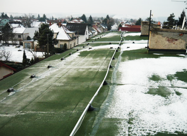 Pohled ze střechy, na kterou je přístup pouze po 10m vysokém nechráněném žebříku.