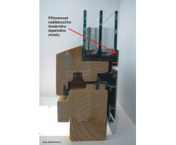 Příklad dřevohliníkového okna s nedokonale vyřešenou zasklívací spárou, vliv částečně eliminuje použití trojskla s teplými rámečky