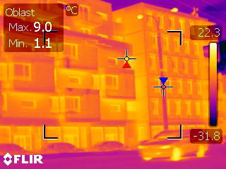 Nasnímání budovy termokamerou je vhodným postupem při odhalování tepelných mostů